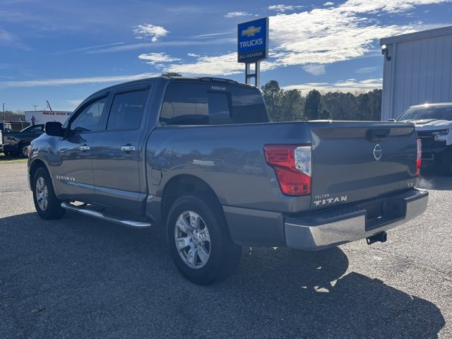 Used 2018 Nissan Titan SV image 3