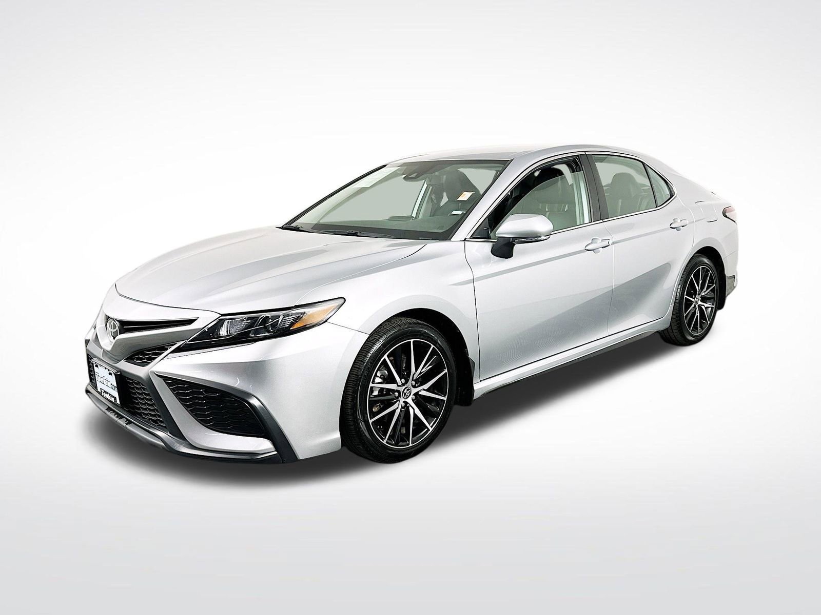 Used 2023 Toyota Camry SE image 4