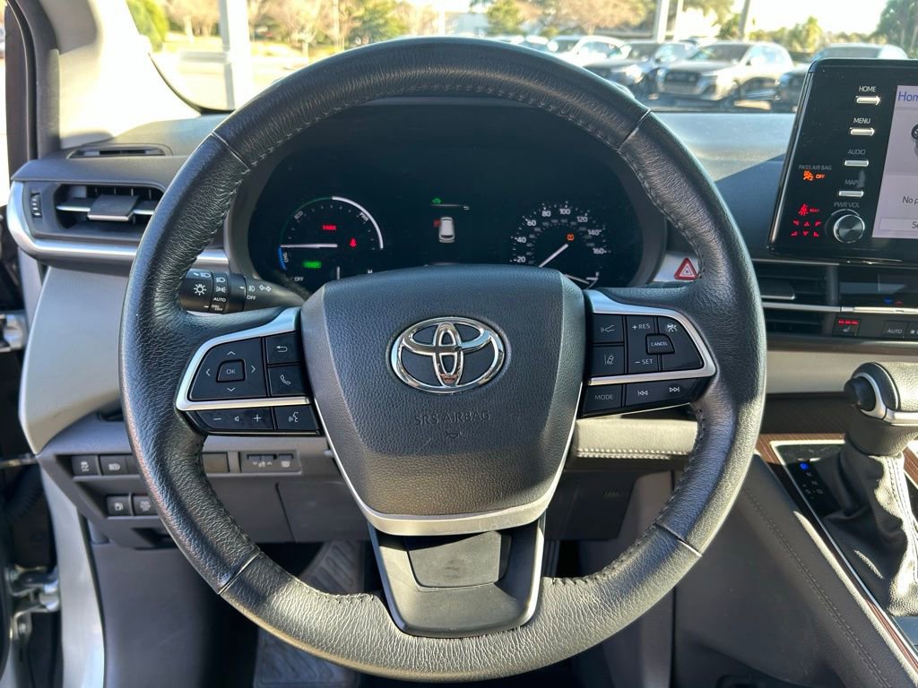 Used 2024 Toyota Sienna XLE FWD image 21
