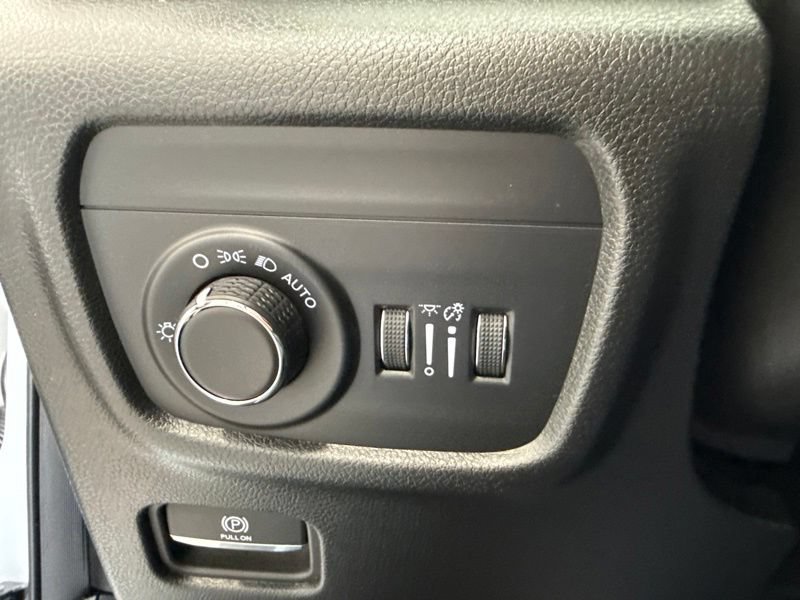 Used 2025 Jeep Grand Cherokee Altitude AWD/4WD image 23