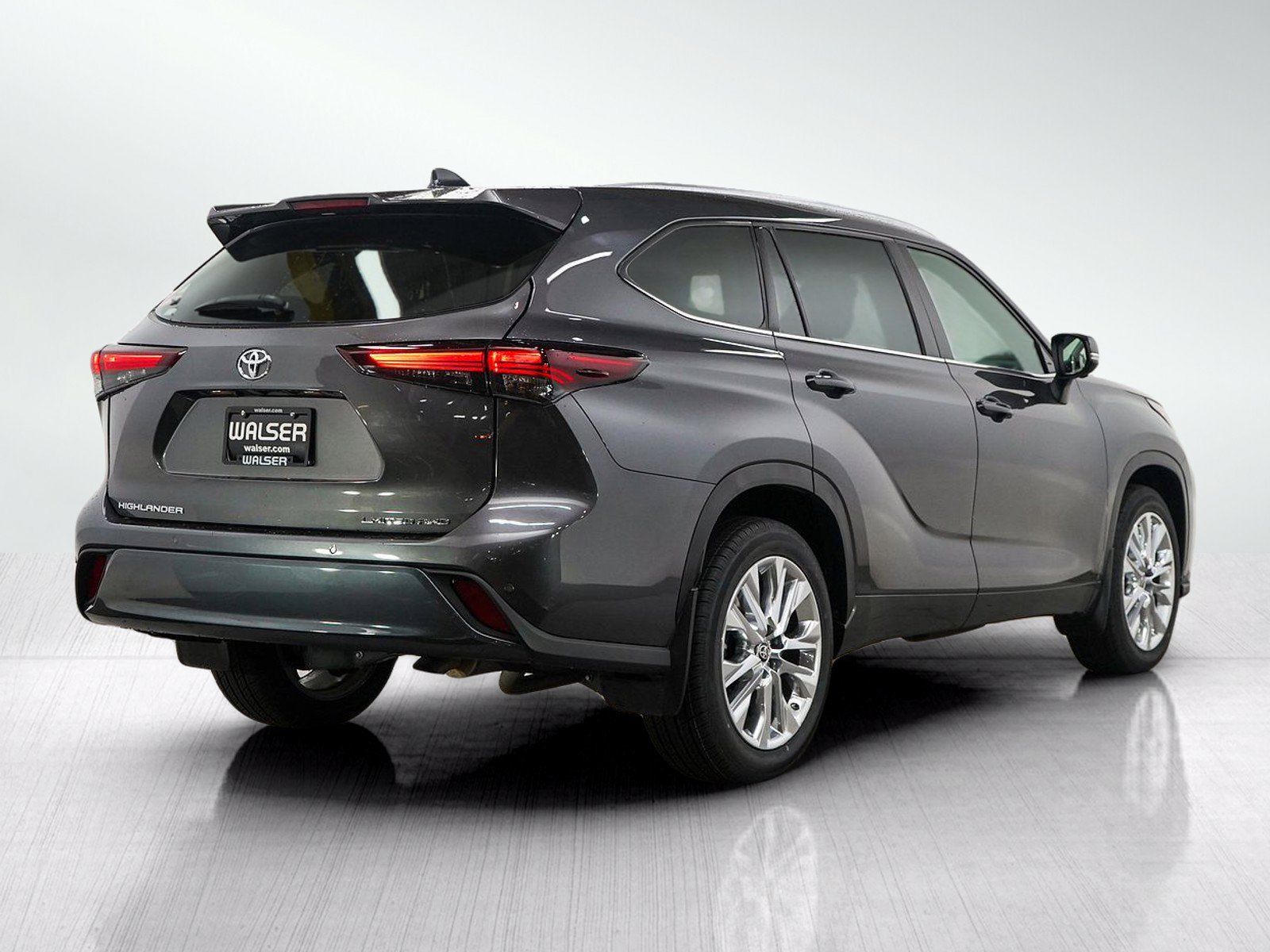 Used 2024 Toyota Highlander Limited AWD/4WD image 7