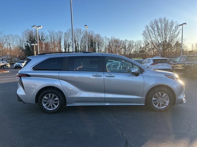 Used 2024 Toyota Sienna XLE image 4