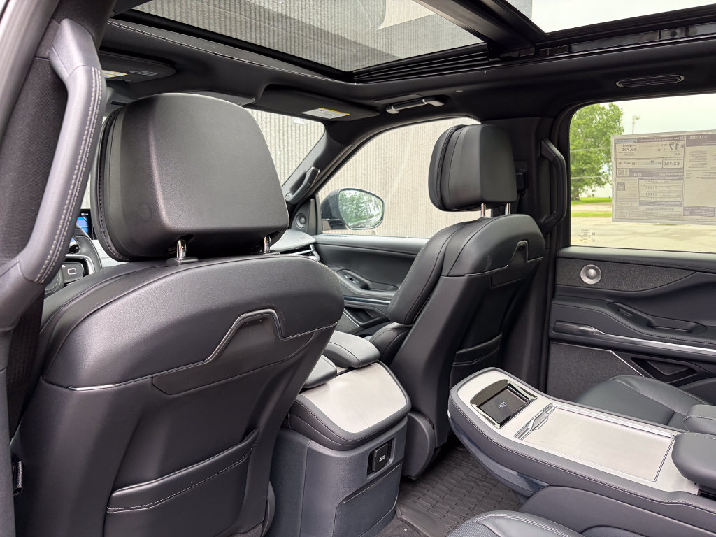 New 2027 Lincoln Navigator Reserve w/ Jet Appearance Package AWD/4WD image 21