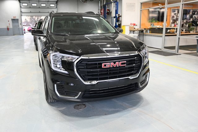 Used 2024 GMC Terrain SLE w/ Driver Convenience Package image 3