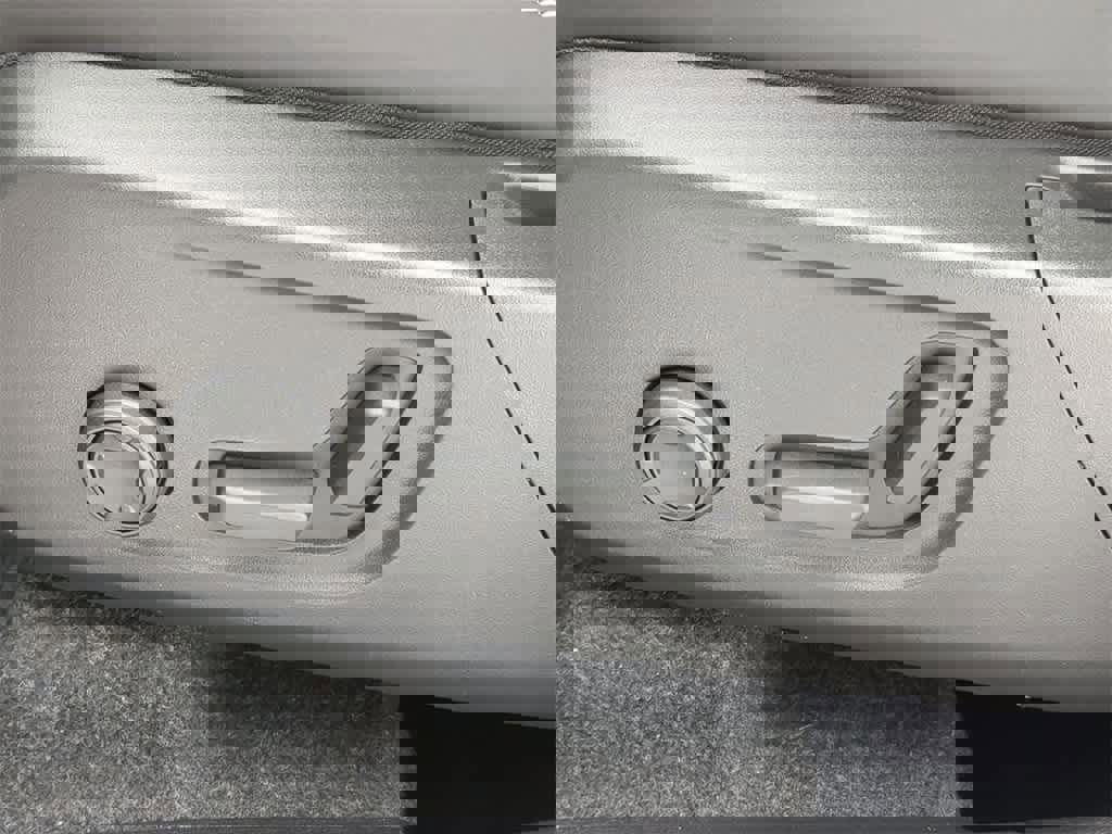 New 2026 Volvo XC40 B5 Ultra w/ Protection Package Premier image 17