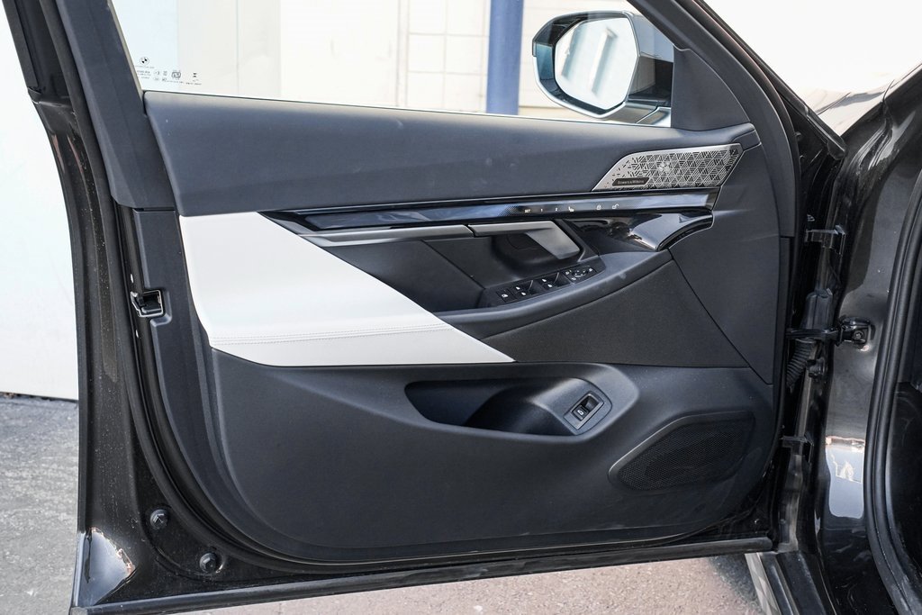 Used 2025 BMW i5 xDrive40 w/ Premium Package image 8