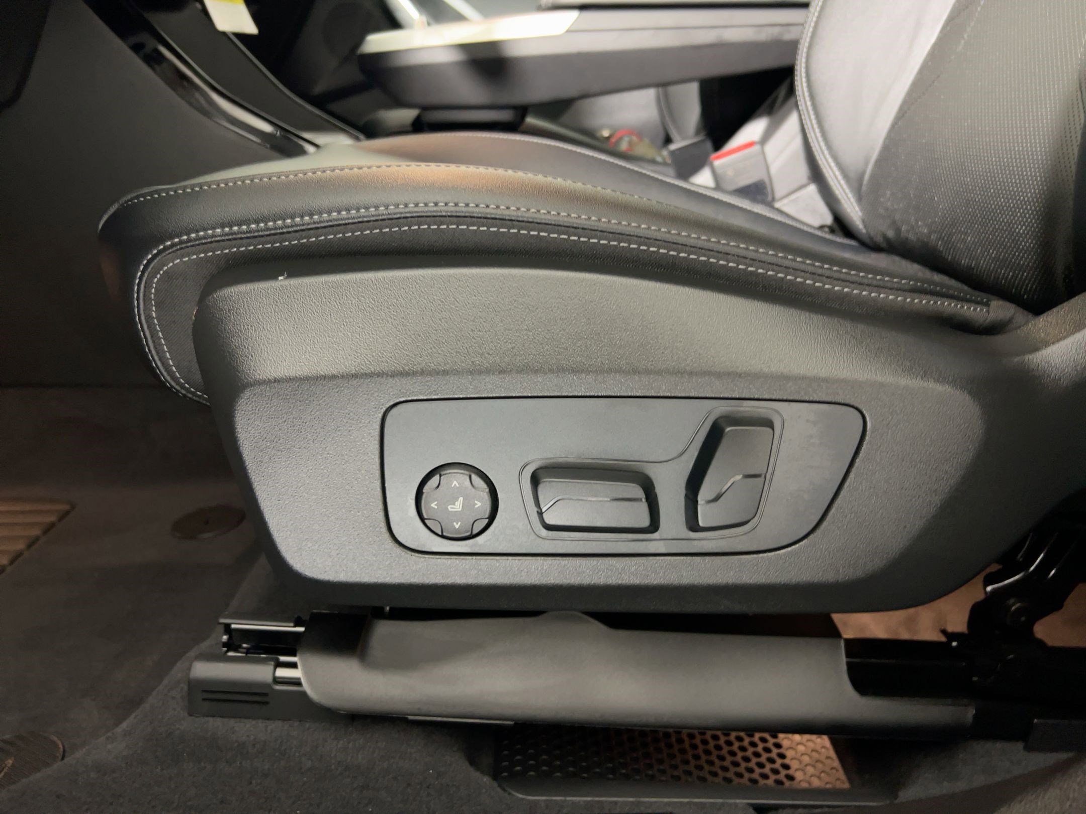 Used 2026 BMW X2 xDrive28i w/ Technology Package image 12