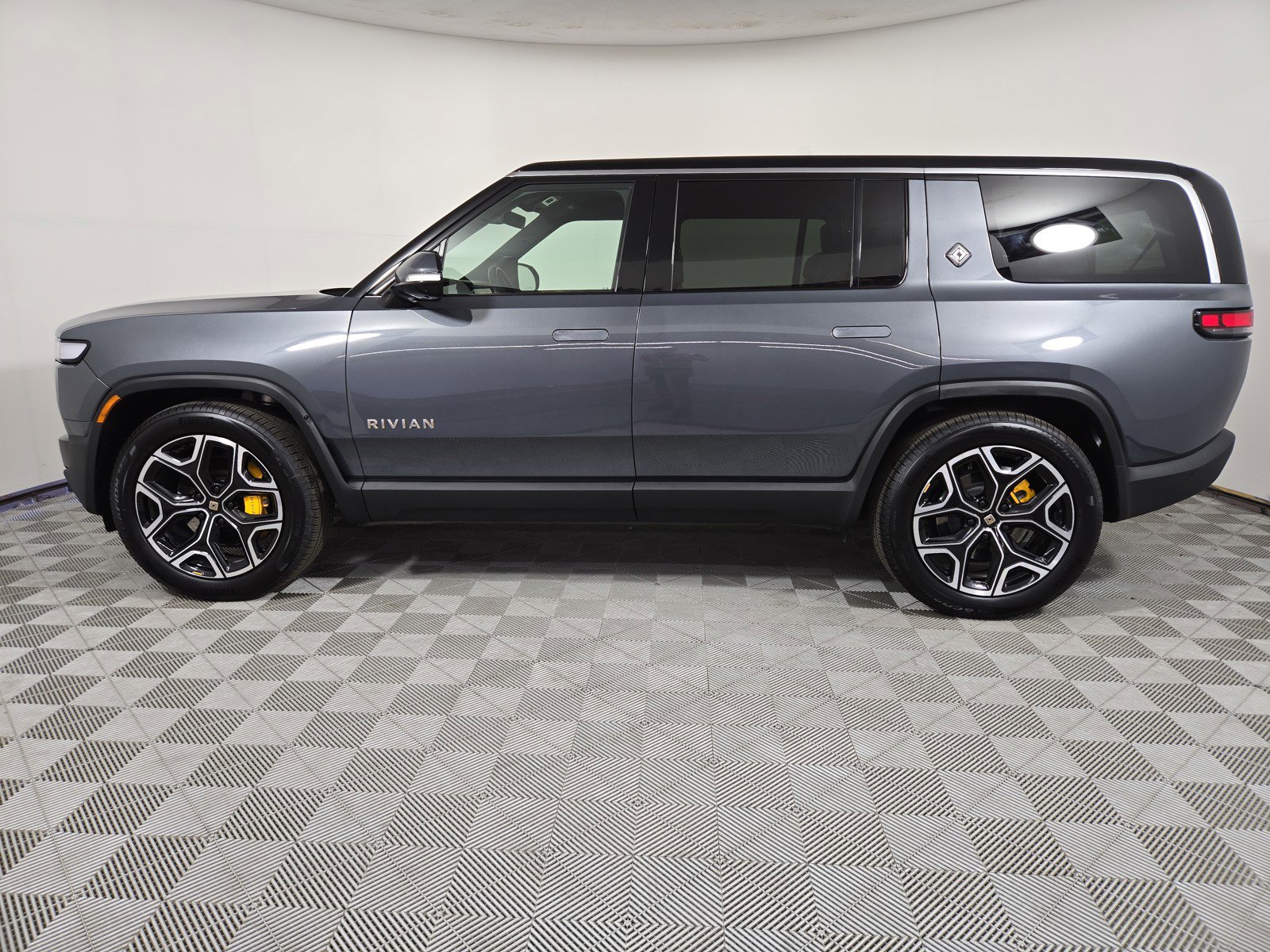 Used 2023 Rivian R1S Adventure AWD/4WD image 2