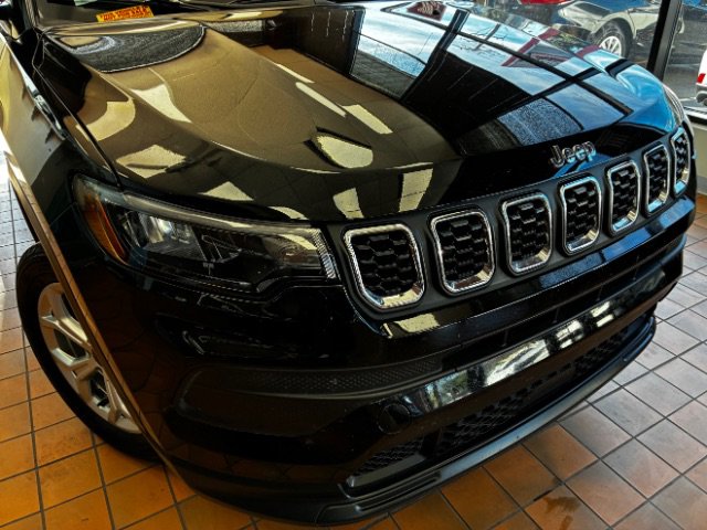 Used 2025 Jeep Compass Sport image 2