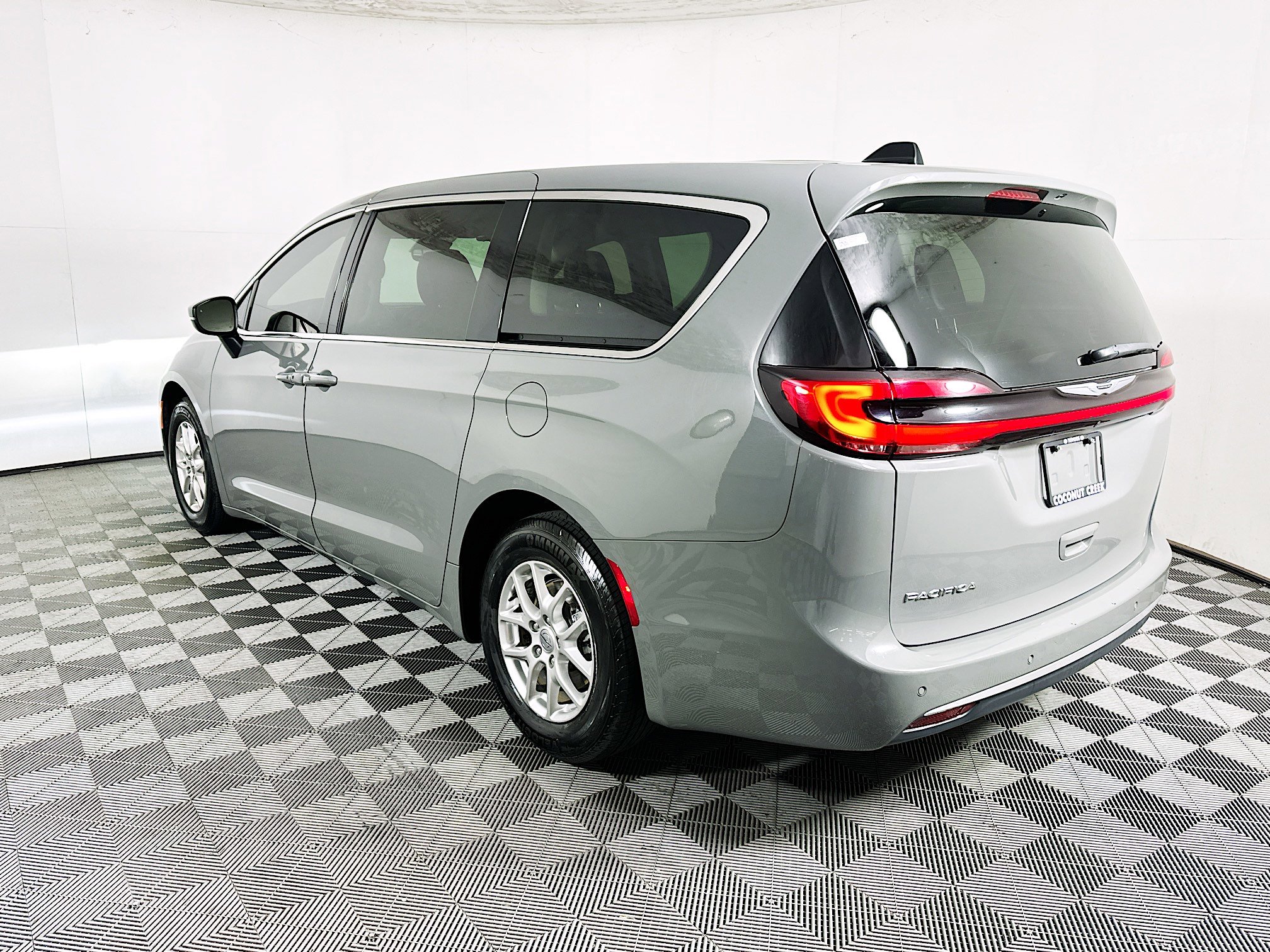Used 2023 Chrysler Pacifica Touring-L FWD image 5