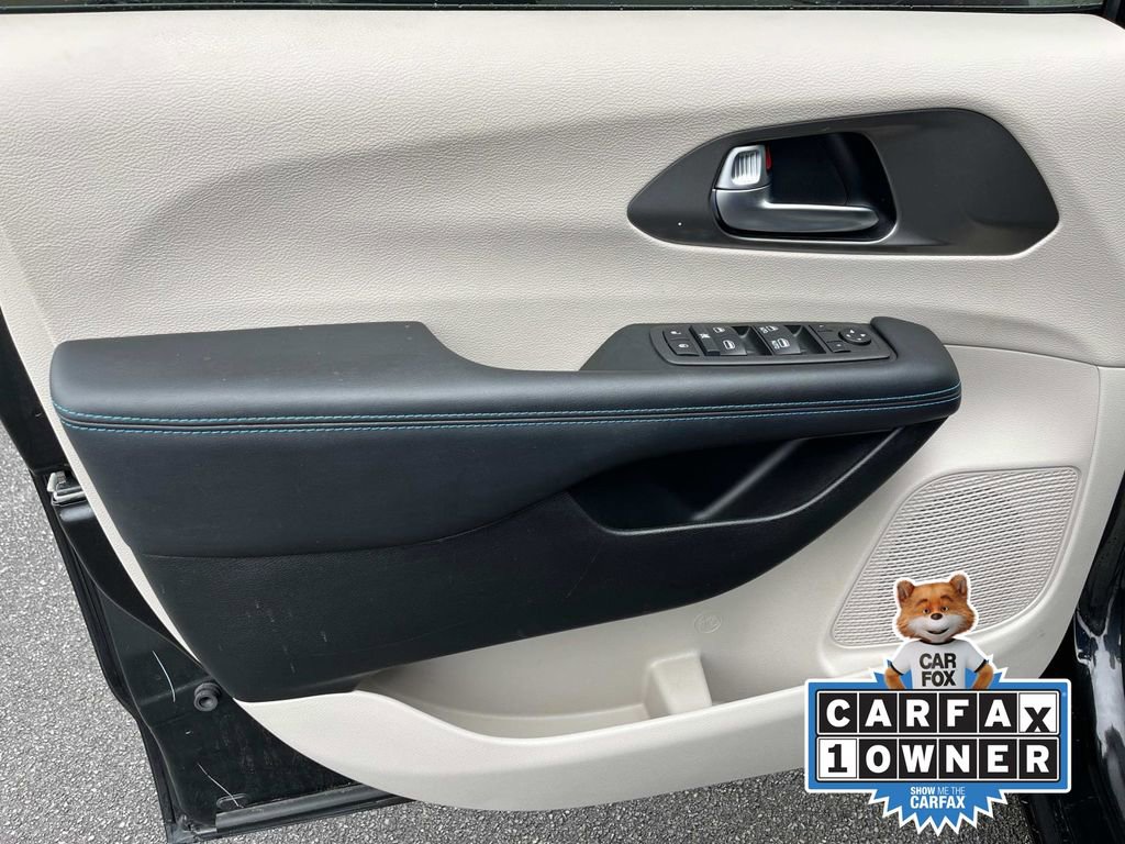Used 2021 Chrysler Pacifica Touring image 24