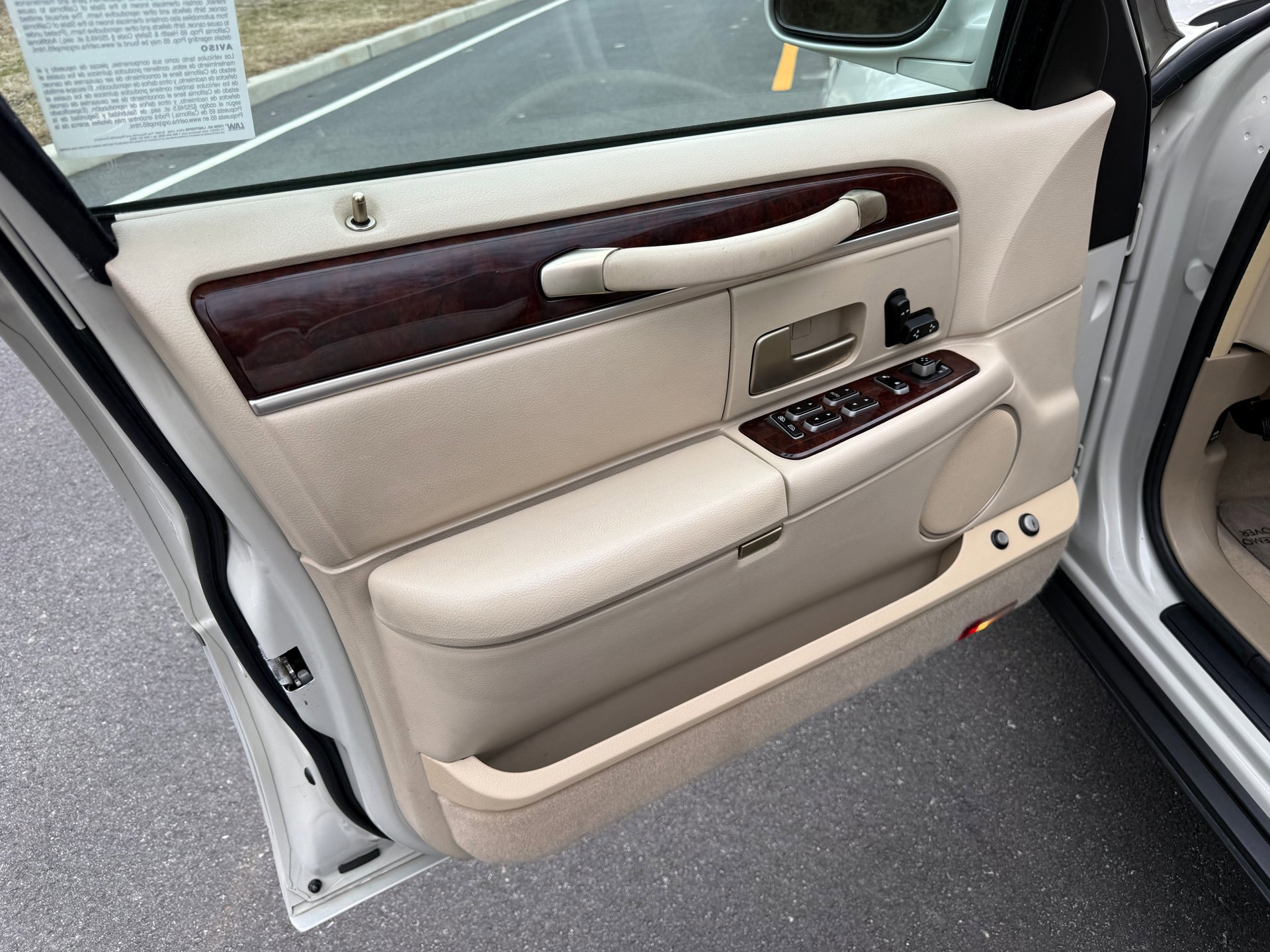 Used 2006 Lincoln Town Car Signature image 24