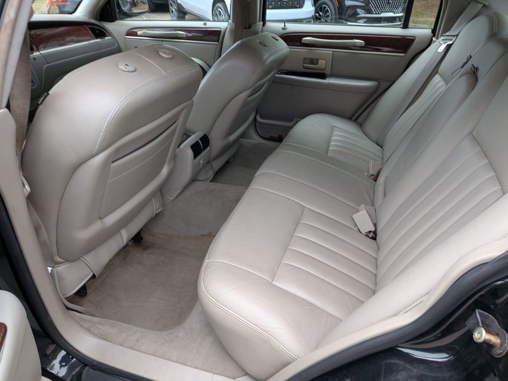 Used 2005 Lincoln Town Car Signature image 21