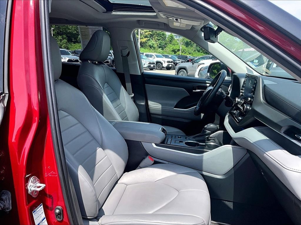Used 2022 Toyota Highlander XLE AWD/4WD image 11