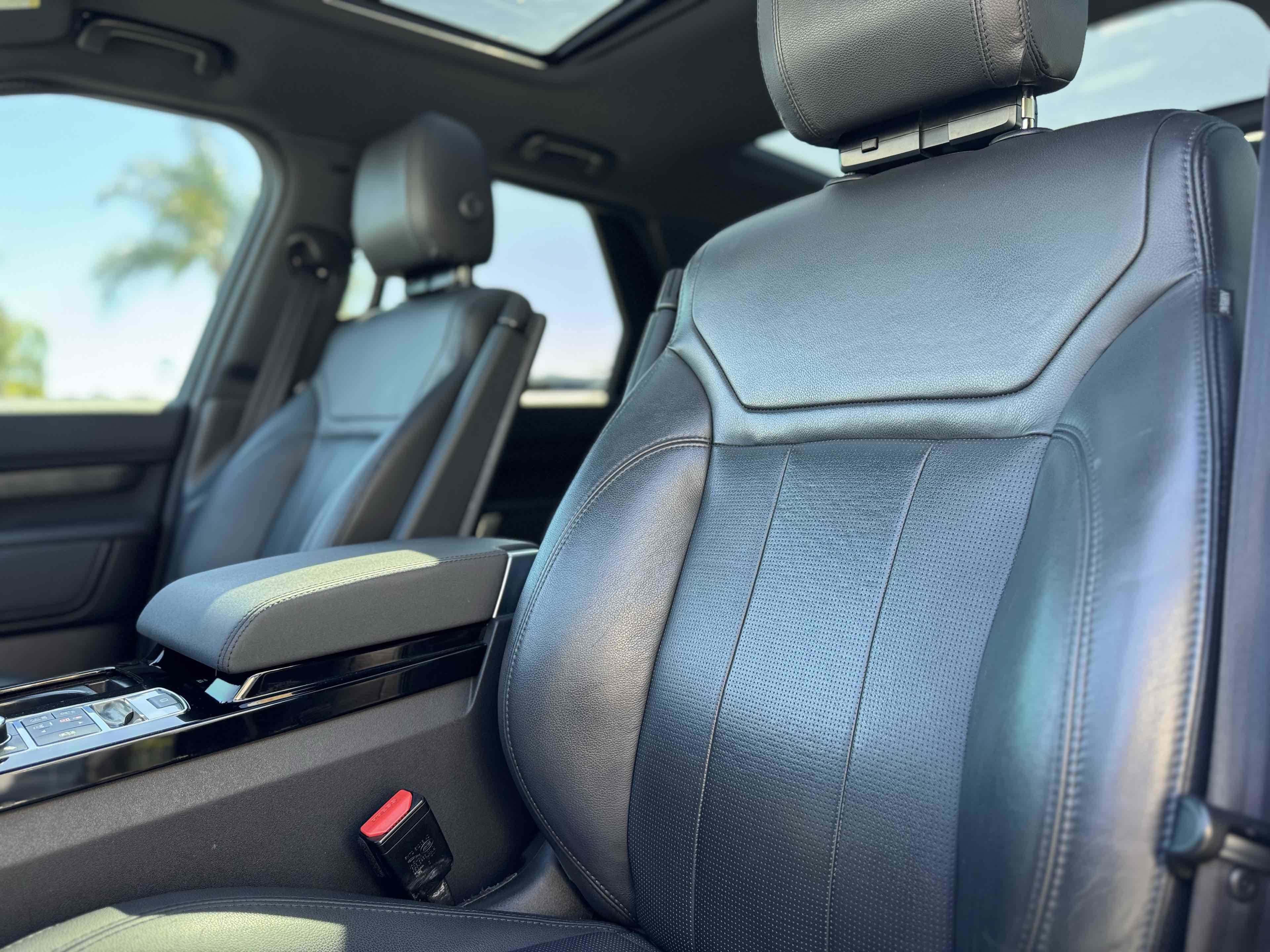 Used 2018 Land Rover Discovery HSE AWD/4WD image 13
