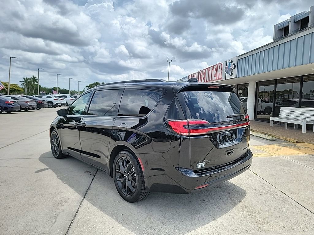 Used 2025 Chrysler Pacifica Limited image 3