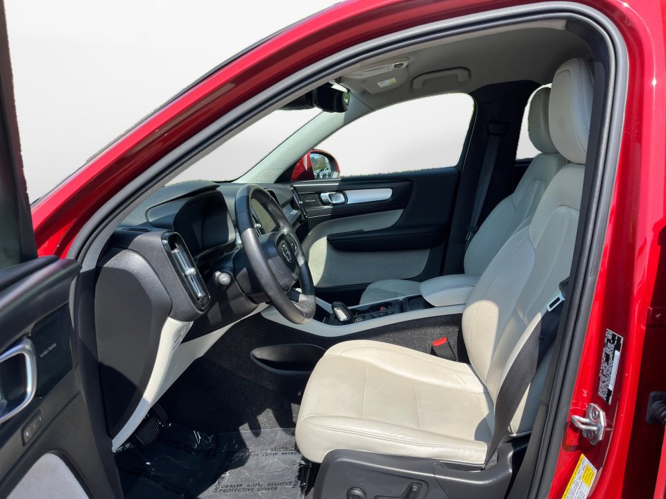 Used 2019 Volvo XC40 T4 Momentum image 11