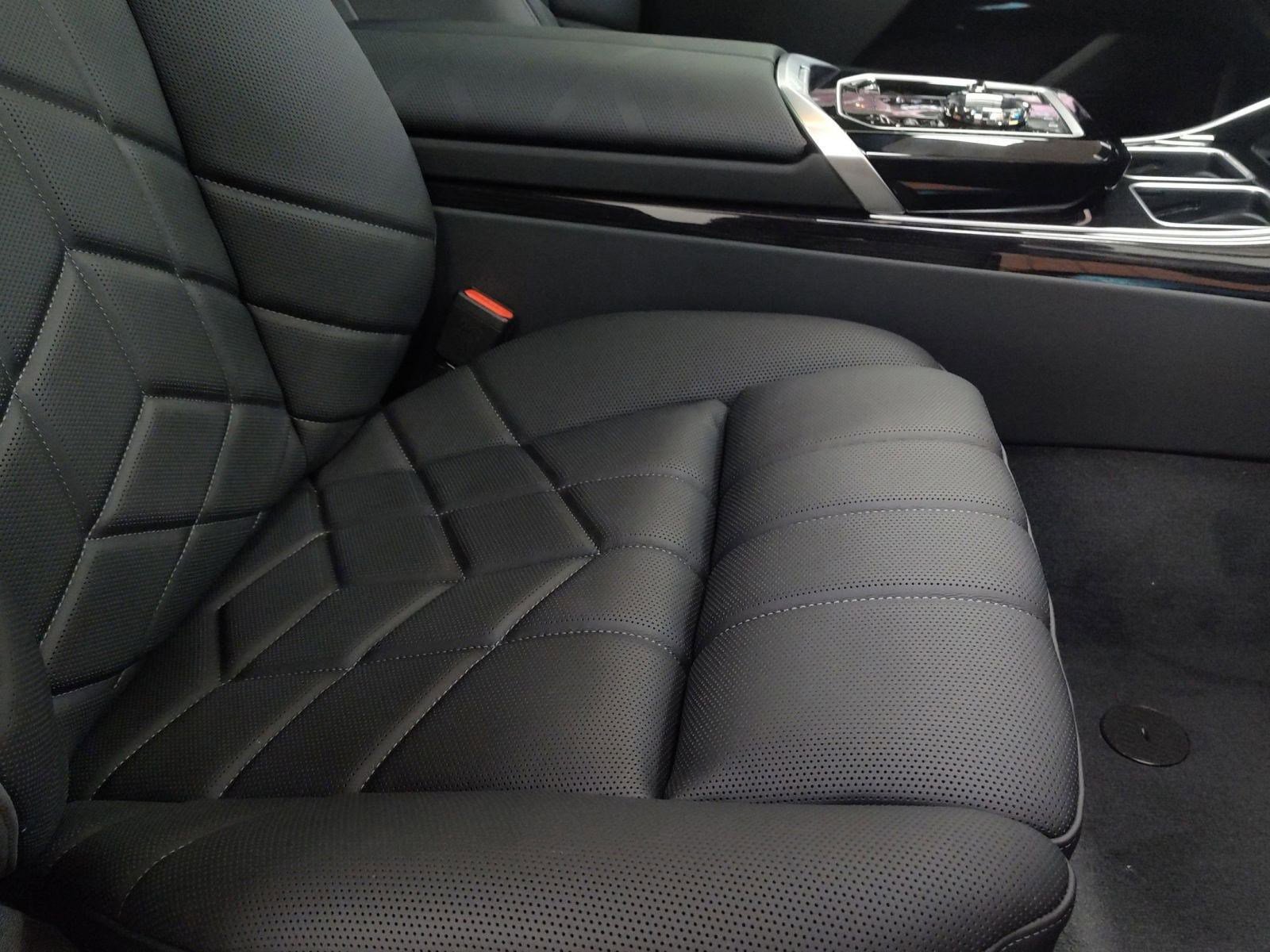 Used 2026 BMW 750e xDrive image 27