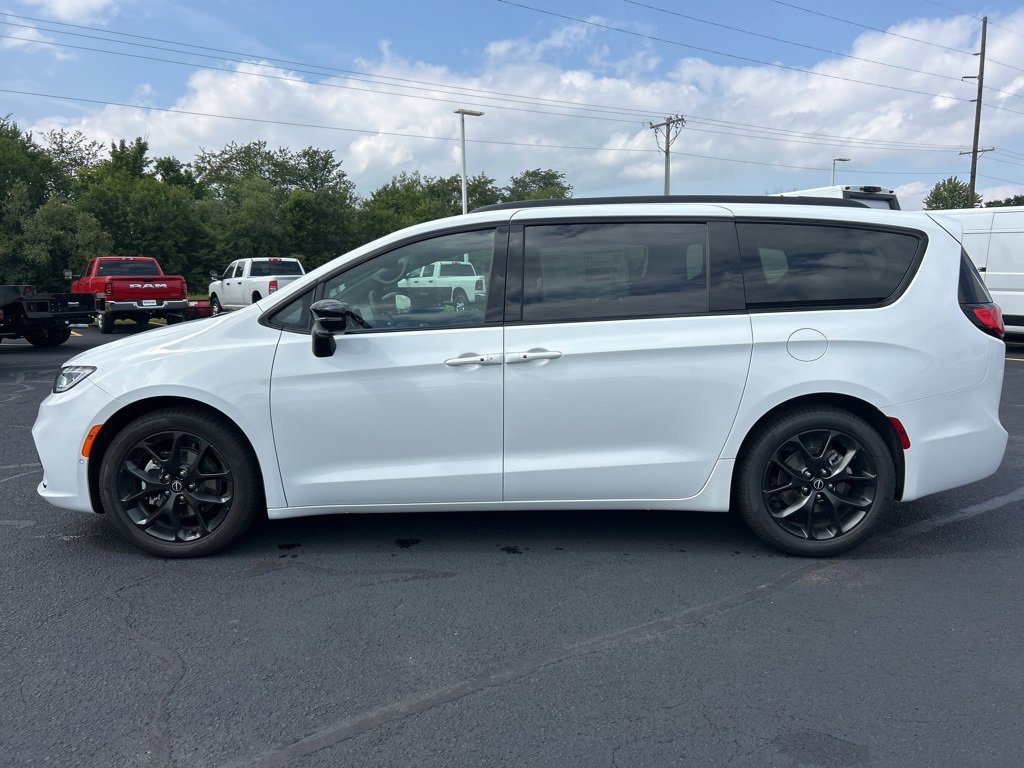 New 2026 Chrysler Pacifica Limited w/ S Appearance Package image 4