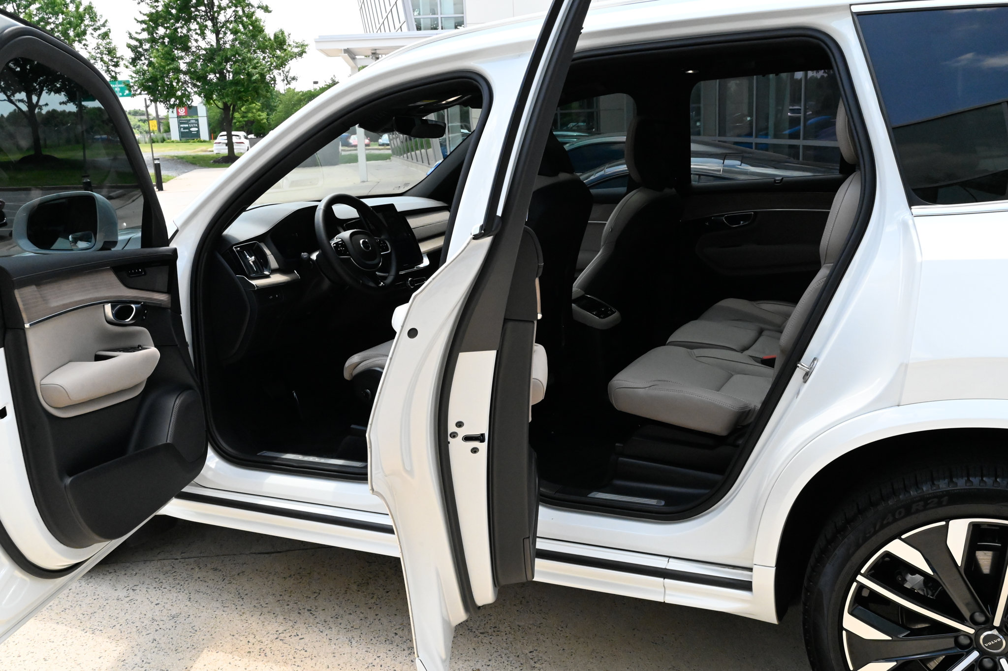 Used 2025 Volvo XC90 T8 Ultra w/ Protection Package Premier AWD/4WD image 35