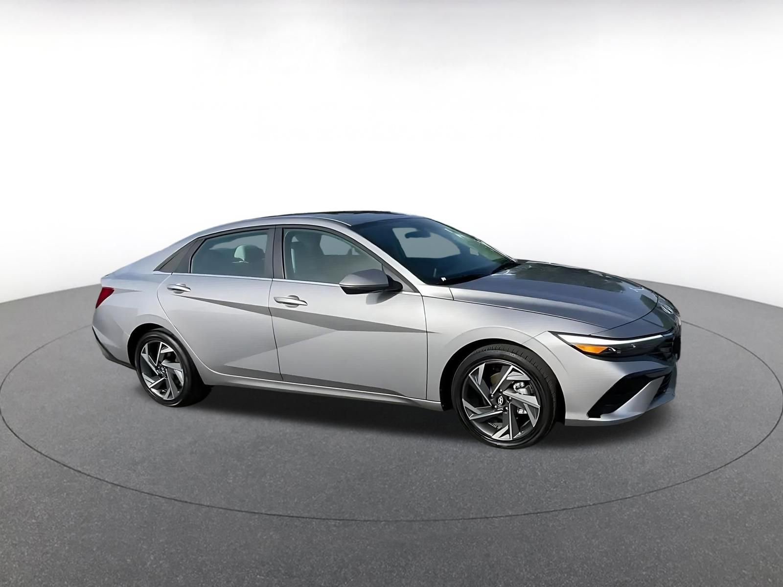 Used 2025 Hyundai Elantra Limited image 2