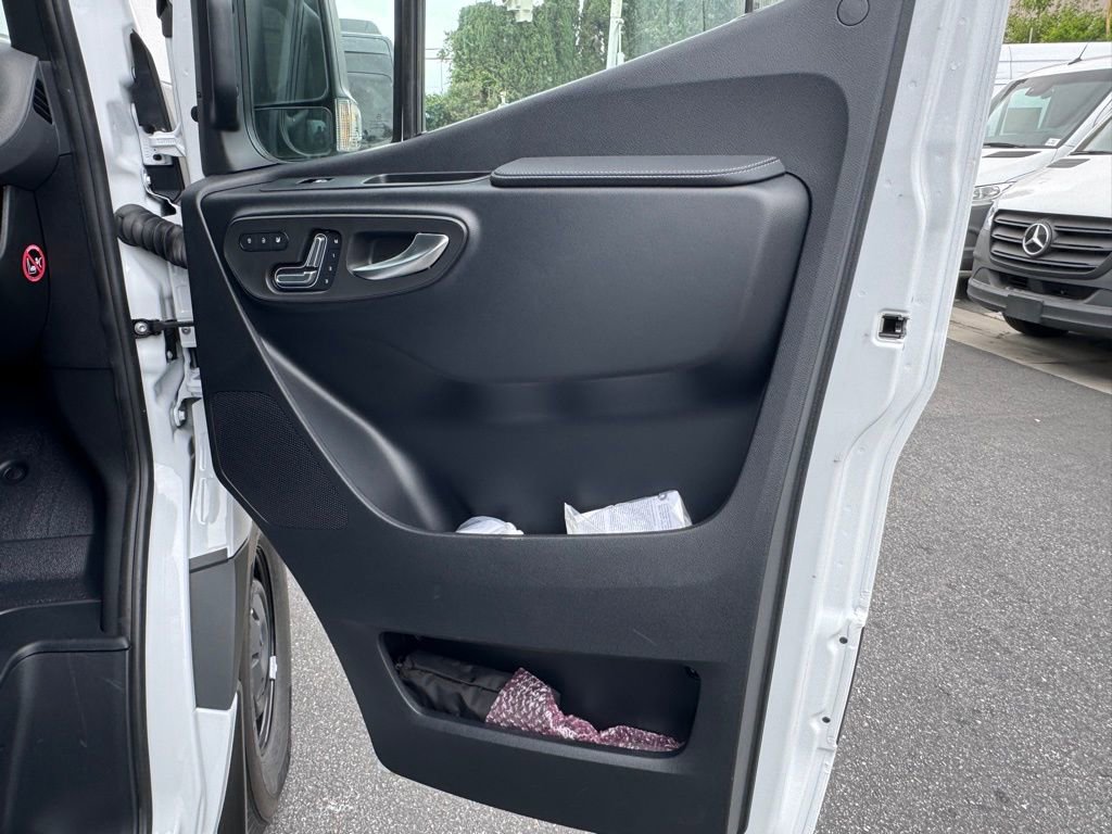 Used 2024 Mercedes-Benz eSprinter 170 Cargo image 18