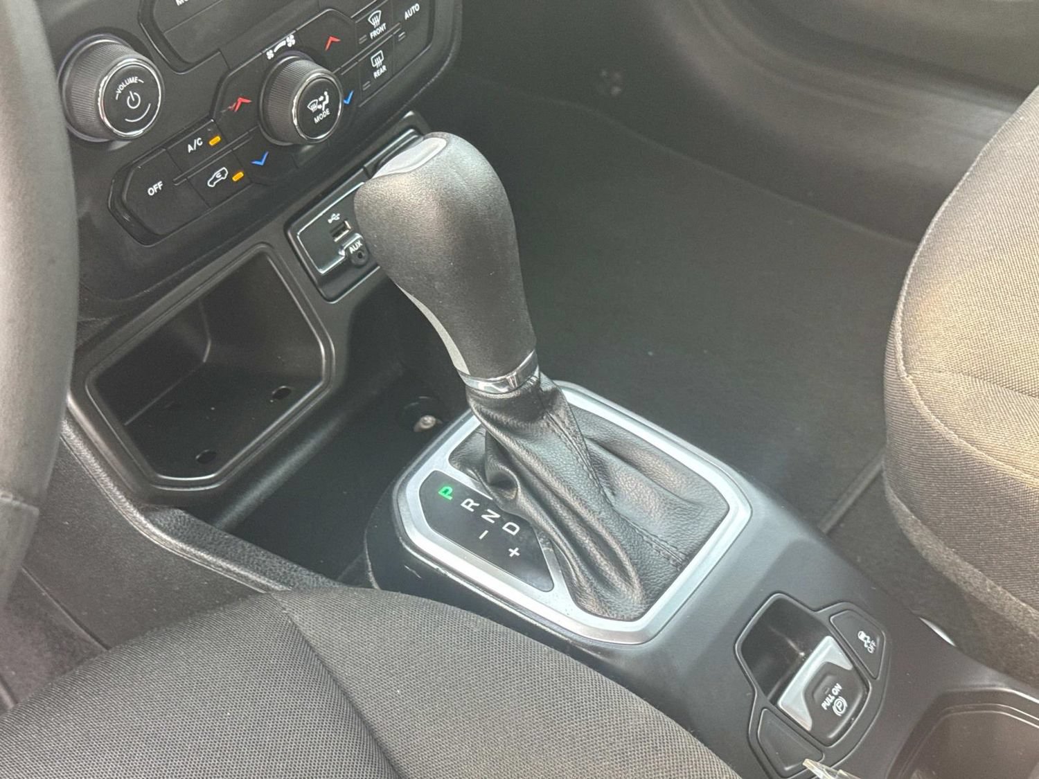 Used 2019 Jeep Renegade Latitude FWD image 30