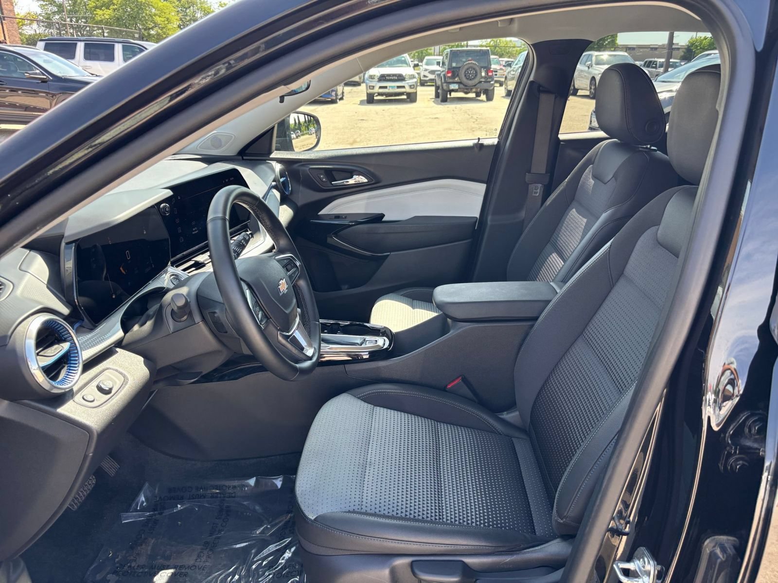 Used 2025 Chevrolet Trax LT w/ LT Convenience Package FWD image 25