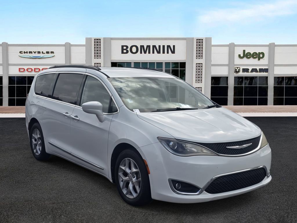 Used 2017 Chrysler Pacifica Touring-L w/ Tire & Wheel Group image 2