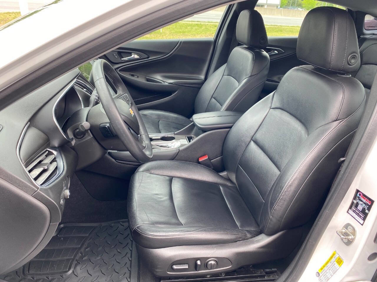 Used 2017 Chevrolet Malibu LT w/ Leather Package FWD image 8