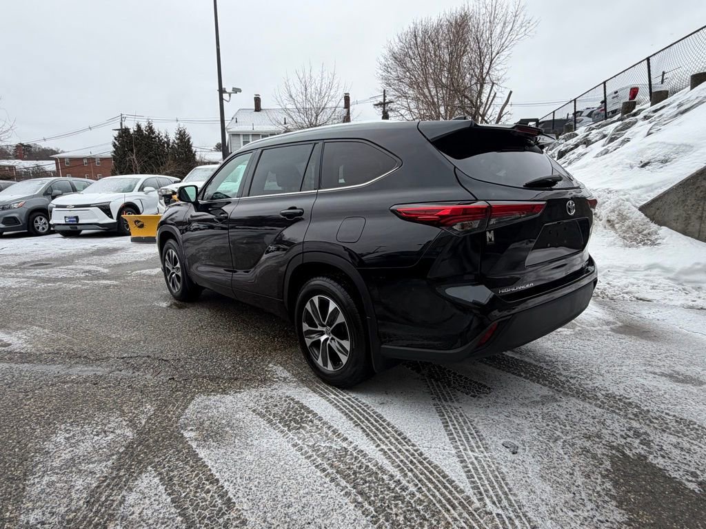 Used 2020 Toyota Highlander XLE image 3