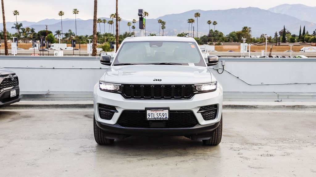 Used 2025 Jeep Grand Cherokee Altitude AWD/4WD image 3