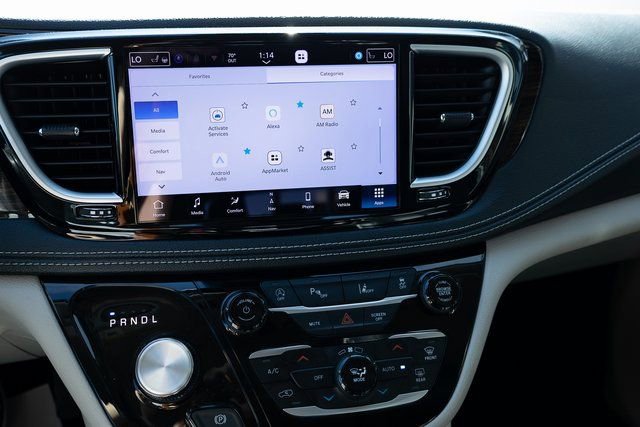 Used 2023 Chrysler Pacifica Limited FWD image 6