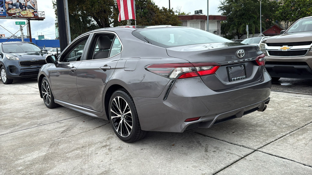 Used 2018 Toyota Camry SE w/ Moonroof Package FWD image 12