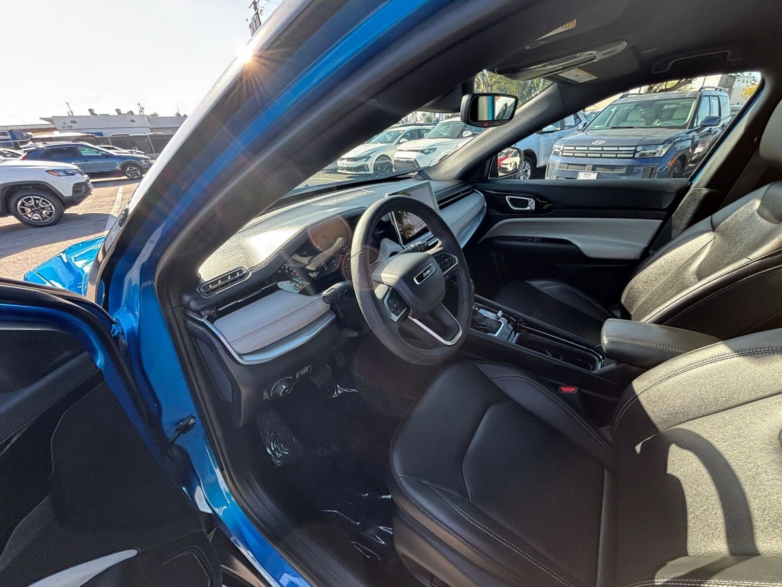 Used 2025 Jeep Compass Limited image 35