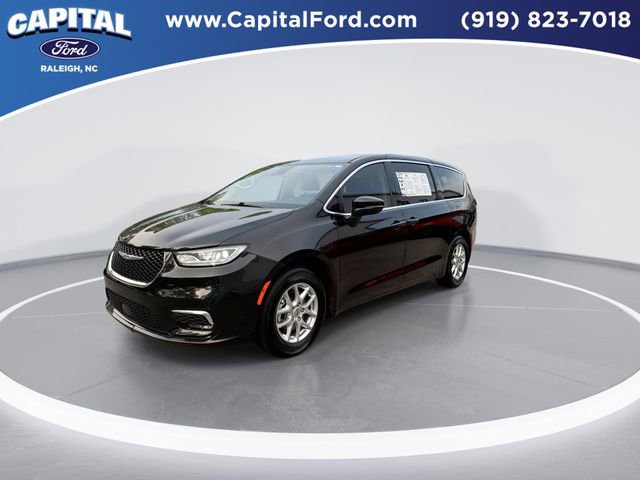 Used 2023 Chrysler Pacifica Touring-L FWD image 4