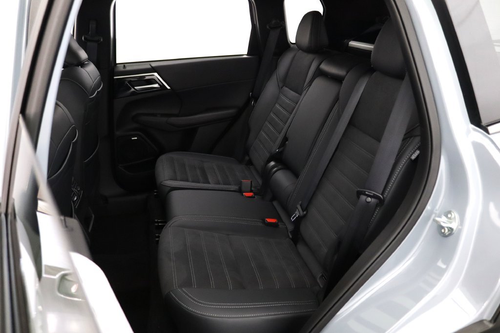 Used 2026 Mitsubishi Outlander AWD image 13