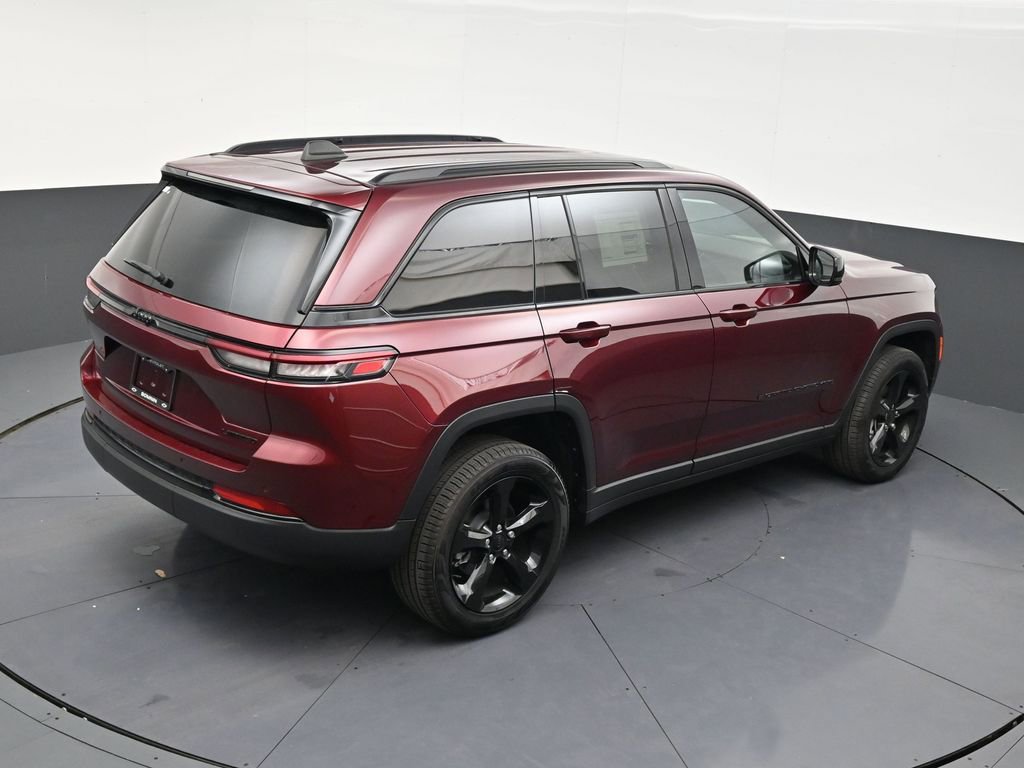 Used 2025 Jeep Grand Cherokee Limited w/ Black Appearance Package image 17