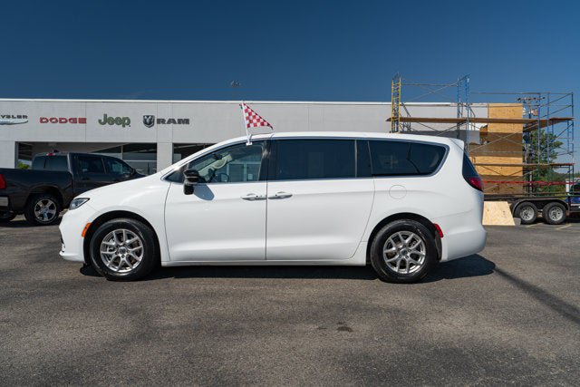 Used 2024 Chrysler Pacifica Touring-L FWD image 2