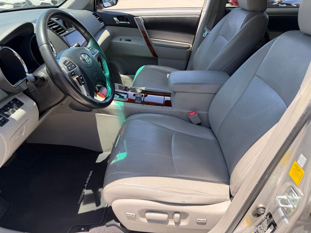 Used 2011 Toyota Highlander Limited w/ Tow Pkg FWD image 24