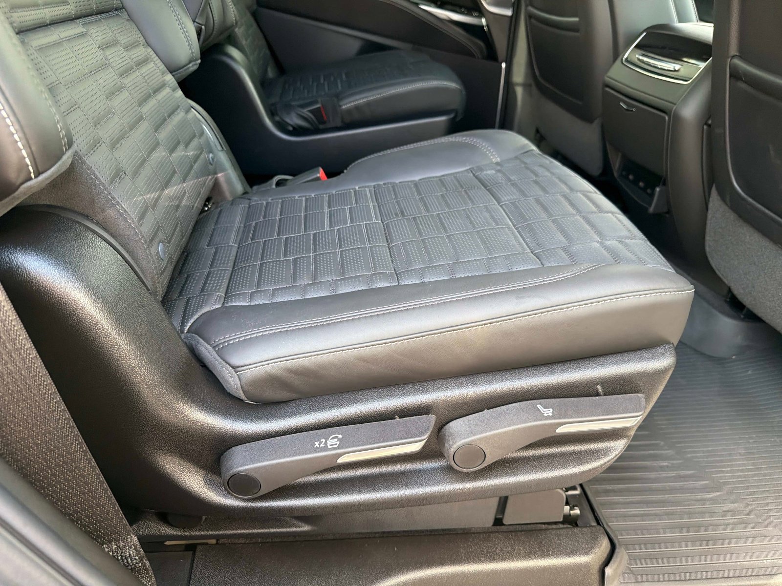 Used 2026 Cadillac Escalade V w/ LPO, ONYX Package AWD/4WD image 26