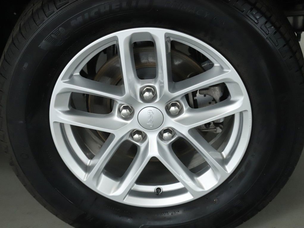 Used 2025 Jeep Grand Cherokee Laredo X image 39