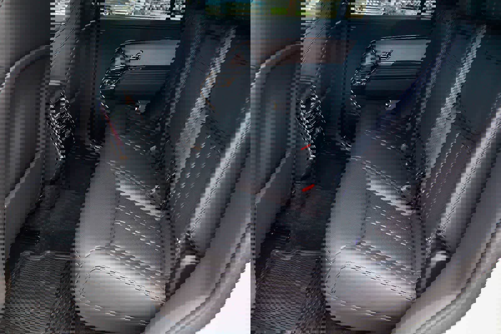 Used 2025 Land Rover Range Rover Sport SE image 18