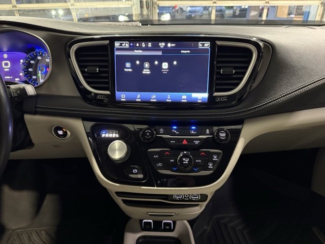 Used 2021 Chrysler Pacifica Touring-L image 21