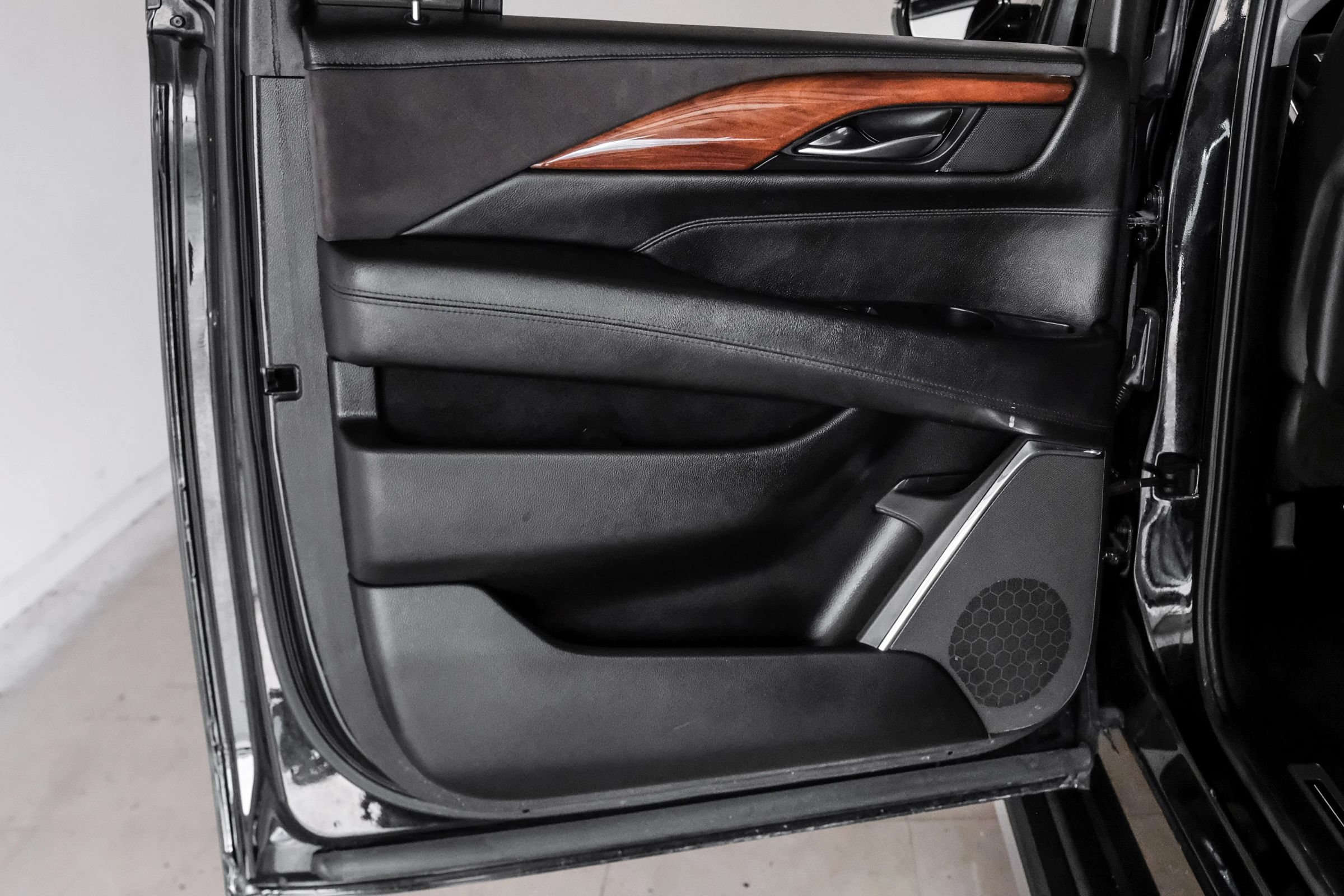 Used 2015 Cadillac Escalade ESV Premium AWD/4WD image 44