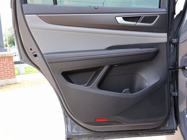 Used 2025 Volkswagen Atlas Peak Edition SE AWD/4WD image 19