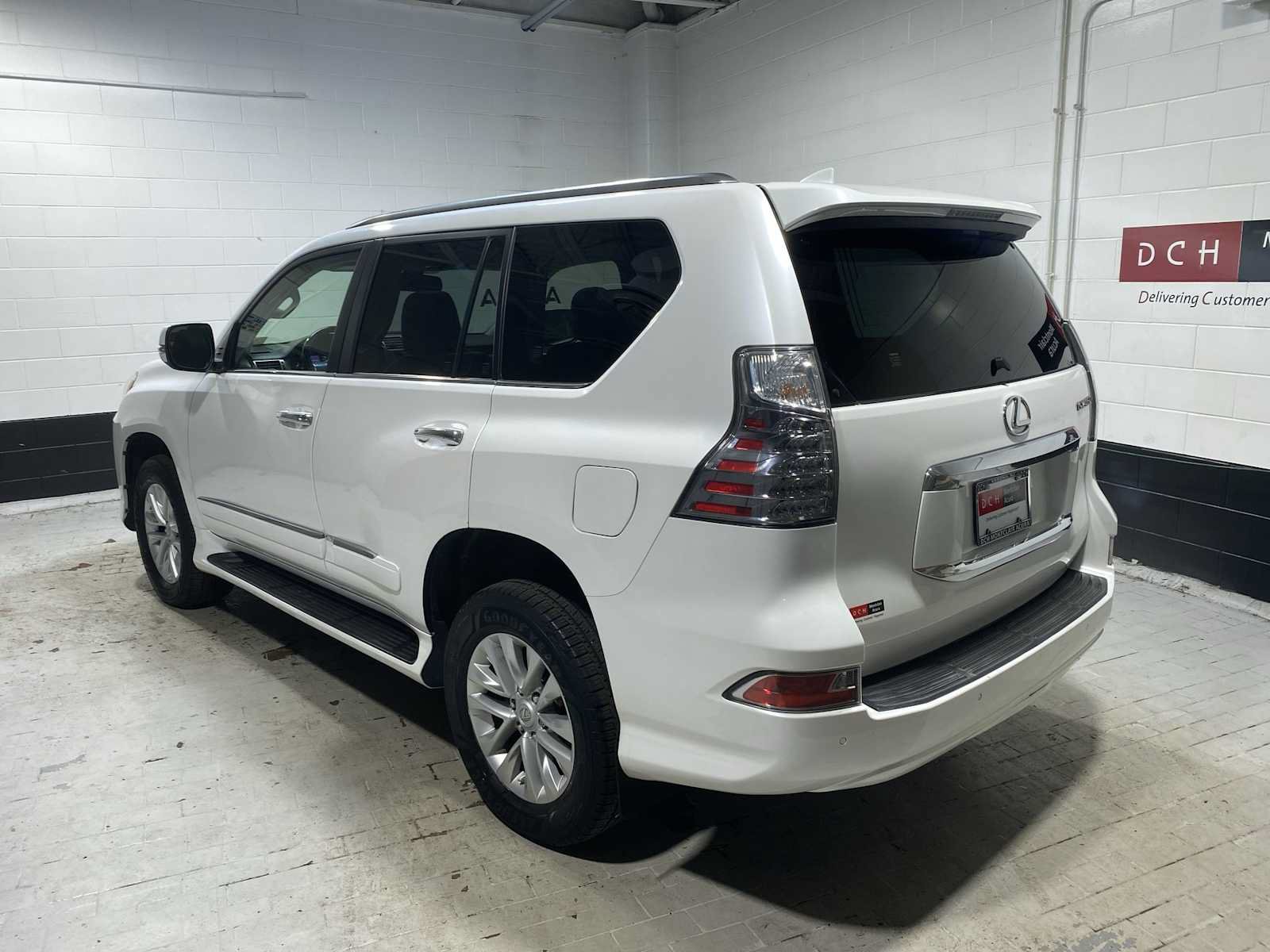Used 2017 Lexus GX 460 Premium w/ Premium Package AWD/4WD image 4