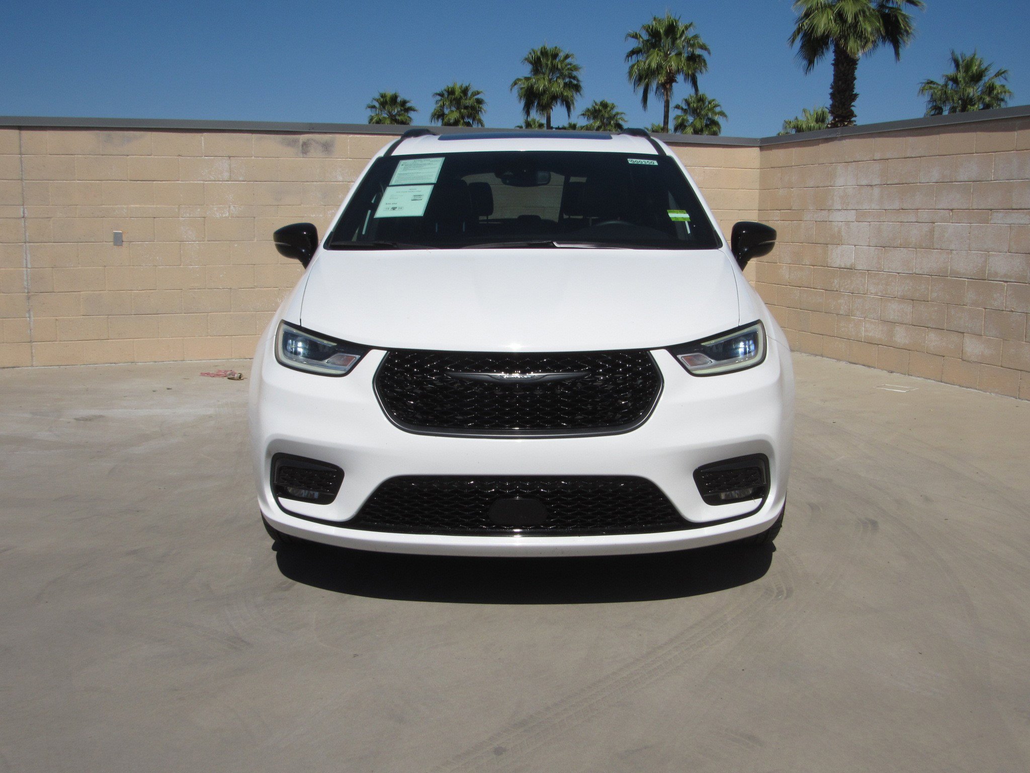 Used 2025 Chrysler Pacifica Limited image 3