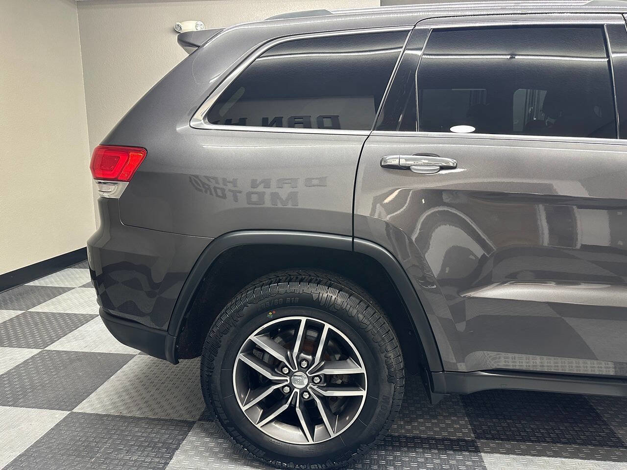 Used 2018 Jeep Grand Cherokee Limited image 9