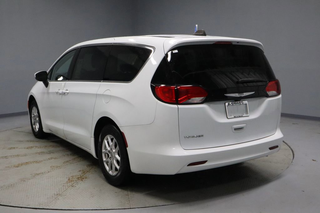 Used 2023 Chrysler Voyager LX image 8